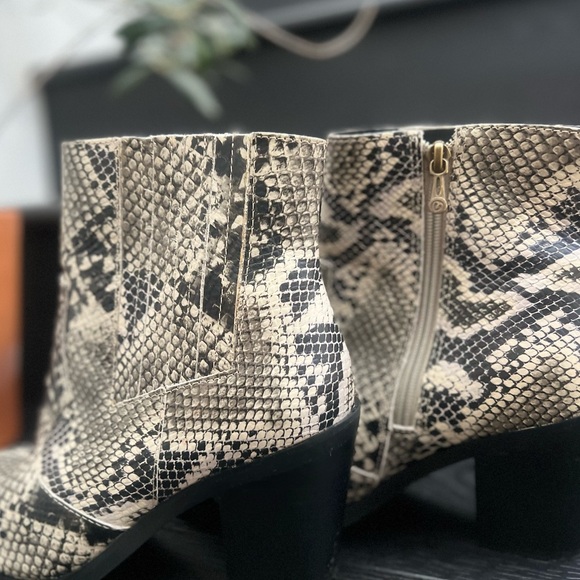 BLONDO SNAKE PRINT WATERPROOF ANKLE BOOTIES HEELS WOMENS SZ 9M Black Gray White - Picture 5 of 14